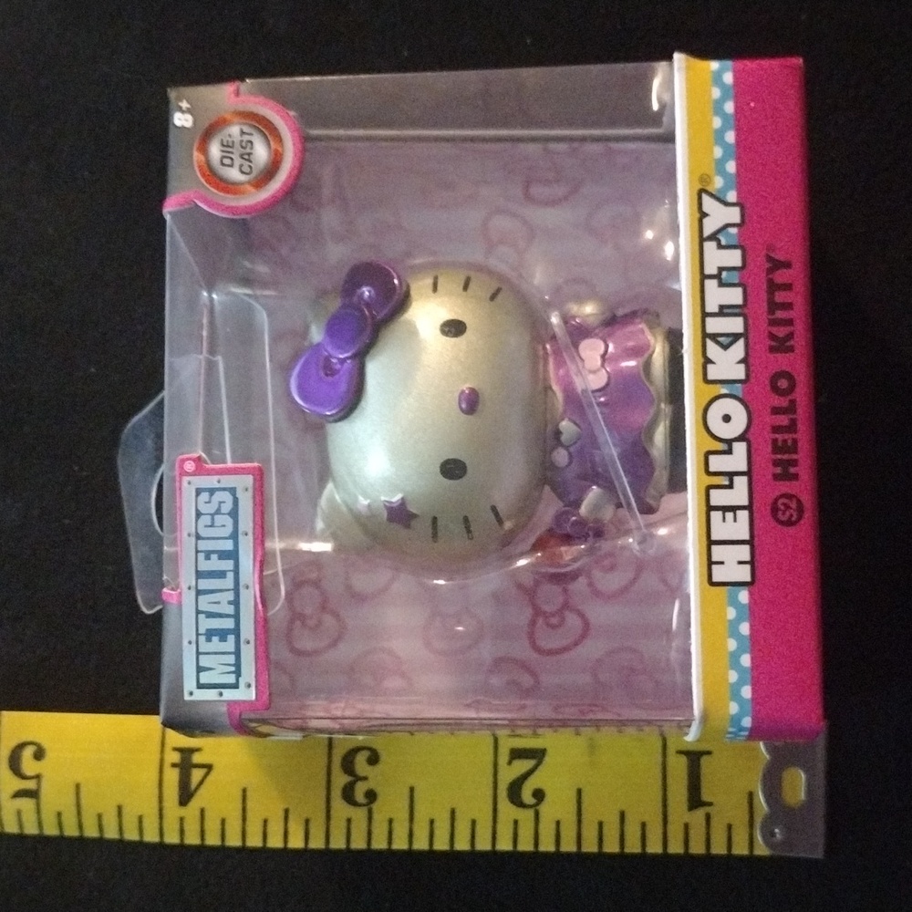 Hello kitty figure